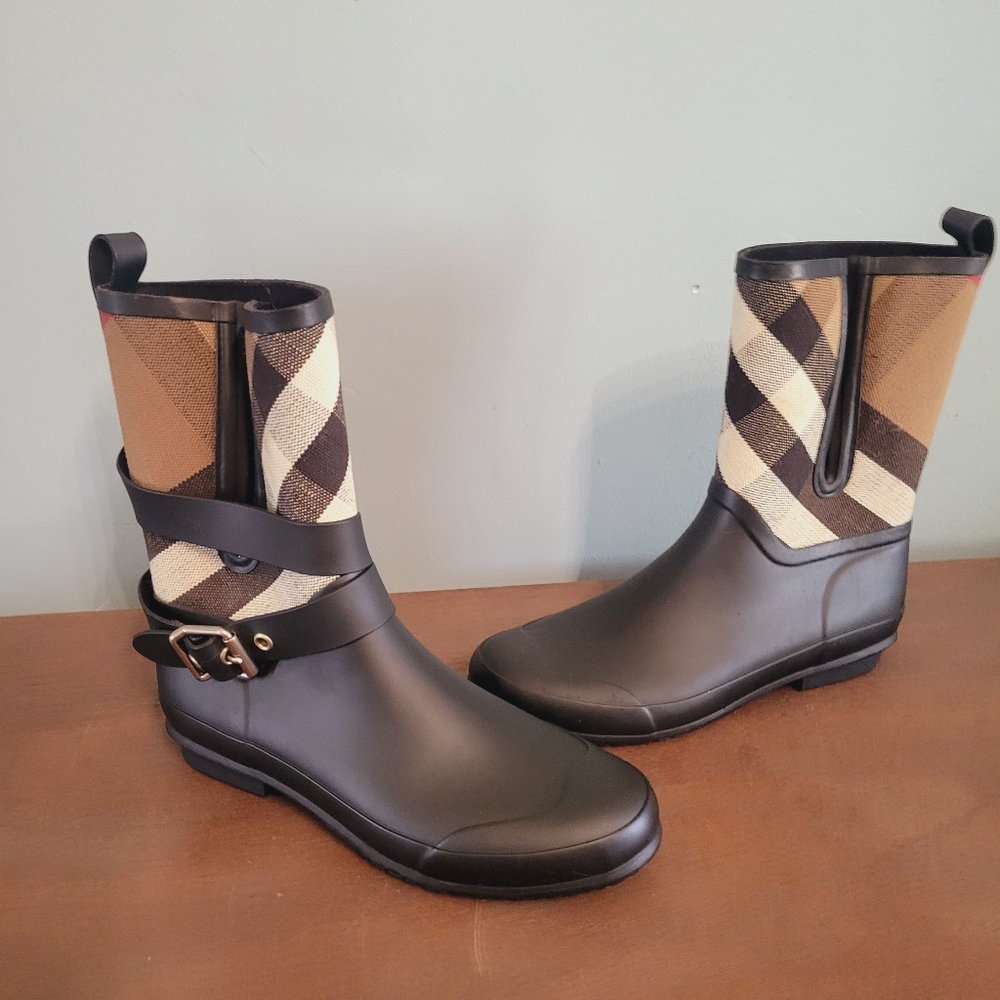 Burberry rainboots size 38 or 8 in us women. Strap missing on one of the boots.